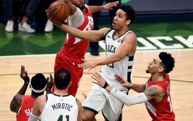 关于泰山雄鹿队失利岭北雄鹿队，足球邀请赛上演关键失误成转折！全面提速抢占先机的信息