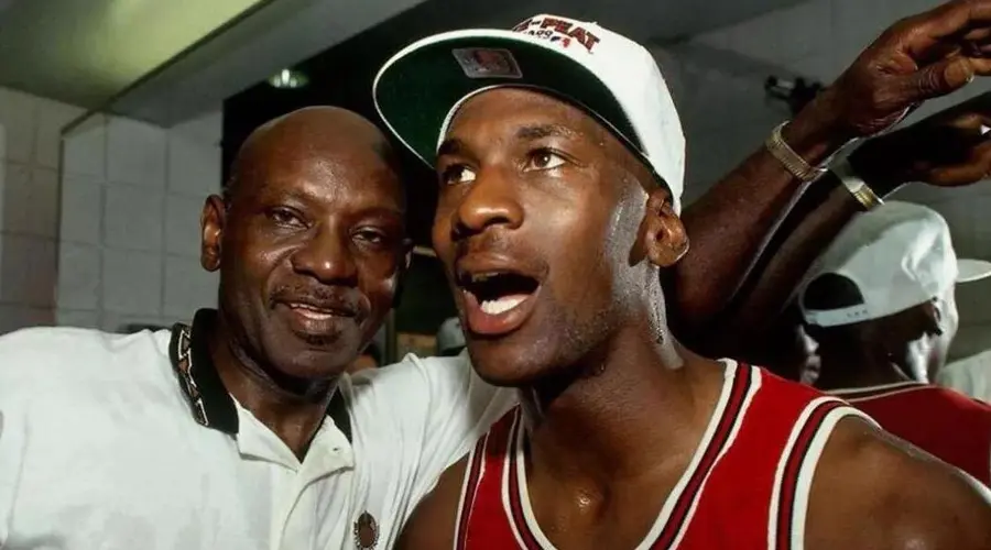 雷速体育-Uzi在公牛比赛中逆转，比分优势明显引发热议！的简单介绍